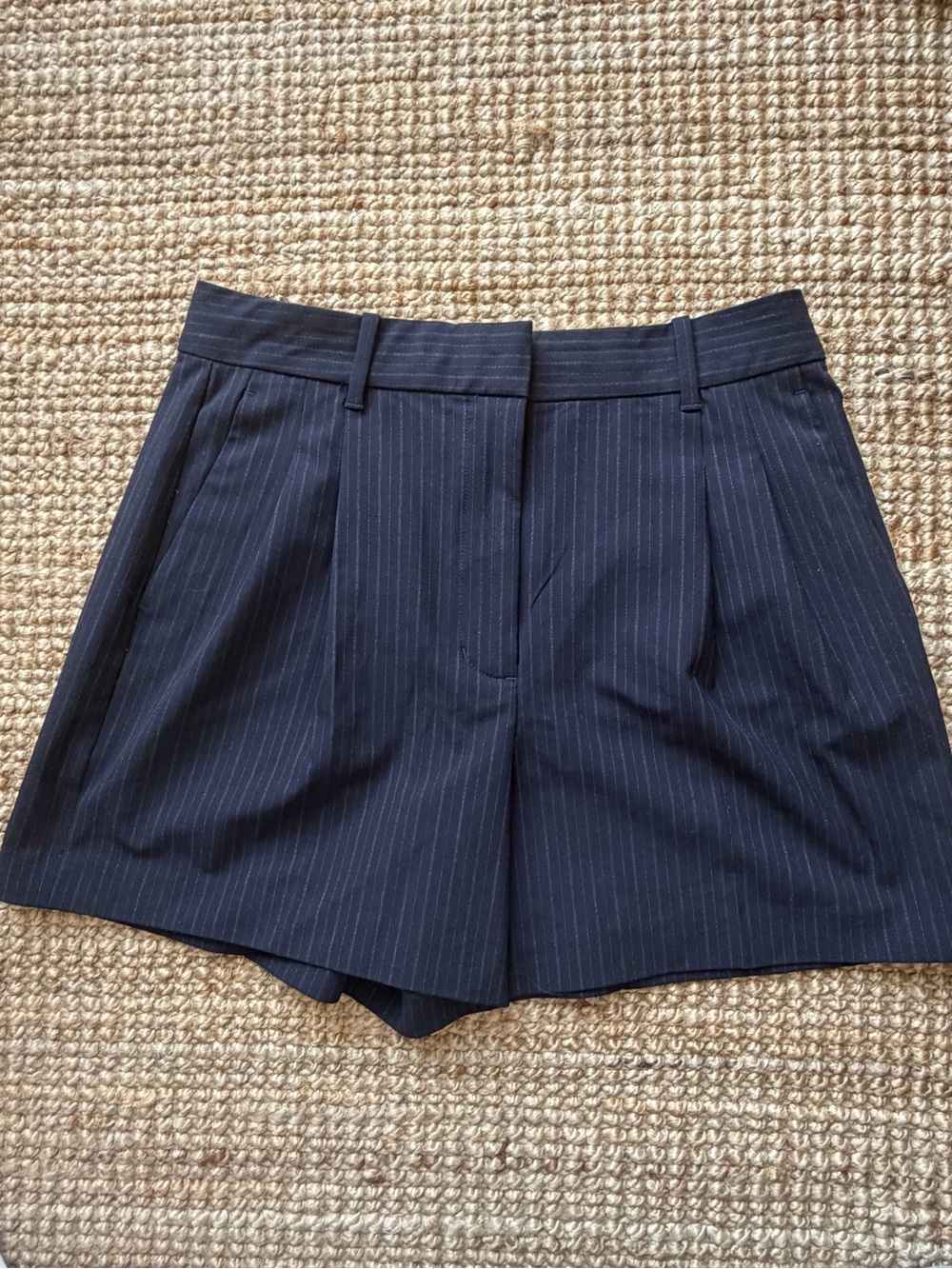 Aritzia Effortless Short Mid Thigh